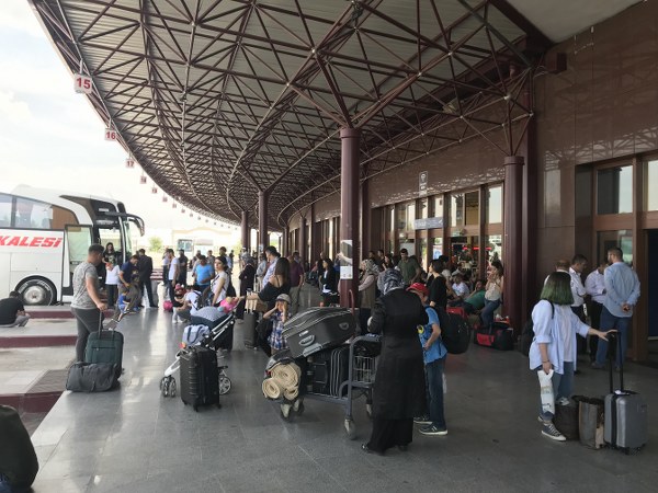 Eskişehir Şehirlerarası Otobüs Terminali'nde 9 günlük bayram tatili nedeniyle yoğunluk yaşanıyor. 