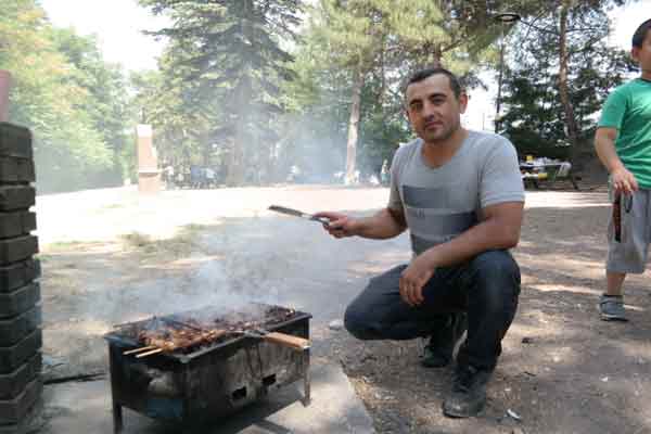 Eskişehir'de pazar tatilini piknik ile değerlendirmek isteyen vatandaşlar alanları doldurdu. 