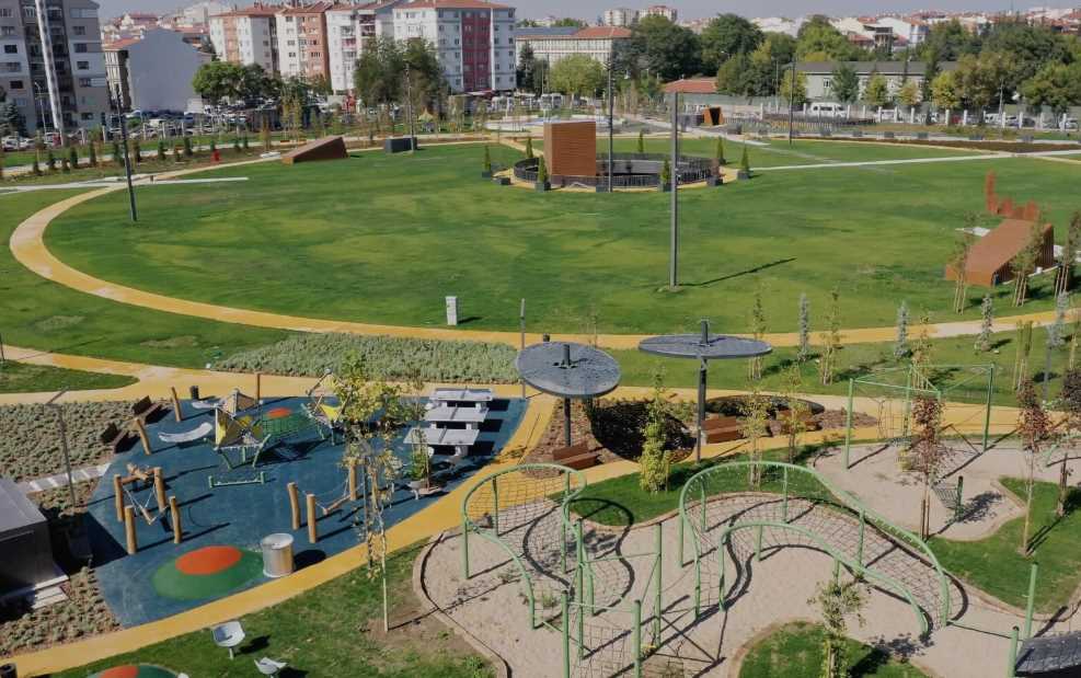 Eskişehir’de büyük küçük herkes okulların tatil olmasını fırsat bilerek, Eskişehir Recep Tayyip Erdoğan Millet Bahçesi'nde soğuk havaya rağmen keyifli vakit geçirdi
