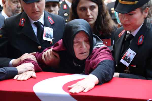 Dün havayoluyla getirilen şehidin naaşı, Eskişehir 1'inci Ana Jet Üs Komutanlığı'nda askeri törenle karşılanmıştı.
