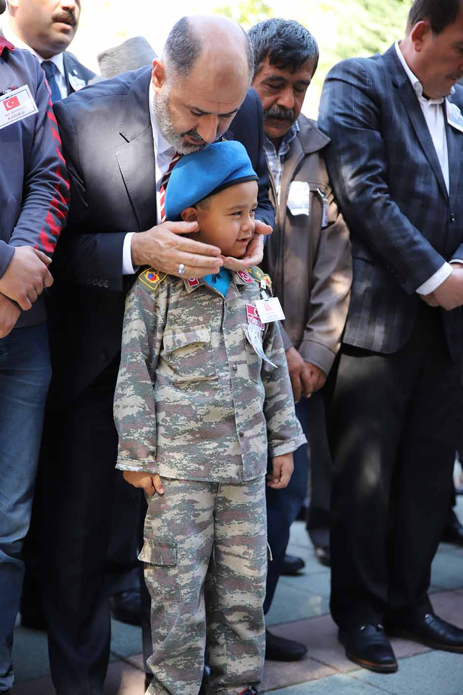 Batman'ın Gercüş ilçesinde PKK'lı teröristlerin önceden yola tuzakladıkları el yapımı patlayıcının zırhlı aracın geçişi sırasında infilak ettirilmesi sonucu meydana gelen patlamada şehit olan Eskişehirli Jandarma Uzman Çavuş Neşet Gök, sevenlerinin gözyaşları arasında son yolculuğuna uğurlandı. Şehidin 7 yaşındaki kardeşi Batuhan, cenaze törenine askeri kamuflaj giyerek katıldı
