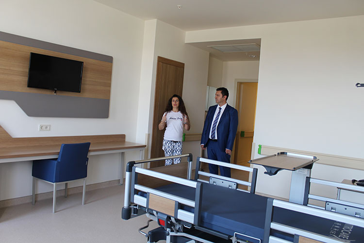 Eskişehir'de, 1 milyar 678 milyon liralık dev yatırımla yapımı tamamlanan ve kısa süre sonra hizmete girecek Eskişehir Şehir Hastanesi, donanımı ile adeta 5 yıldızlı otelleri aratmıyor. 