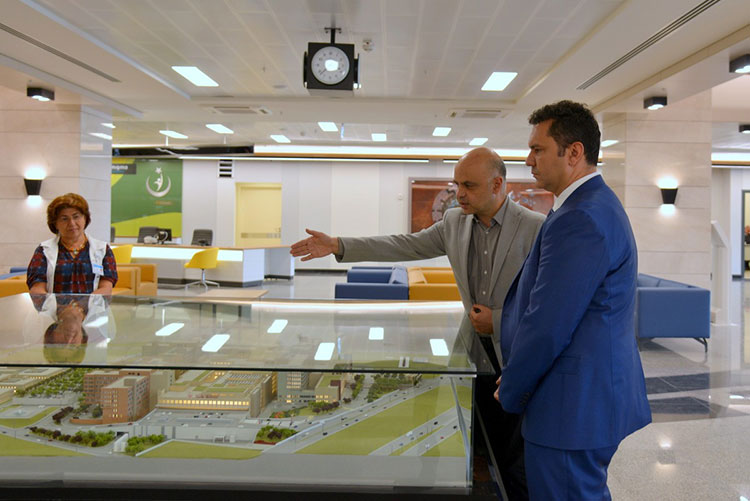 Eskişehir'de, 1 milyar 678 milyon liralık dev yatırımla yapımı tamamlanan ve kısa süre sonra hizmete girecek Eskişehir Şehir Hastanesi, donanımı ile adeta 5 yıldızlı otelleri aratmıyor. 