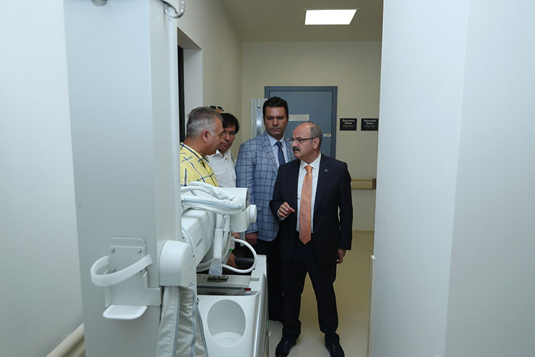 Vali Özdemir Çakacak, yapım çalışmalarında sona gelinen Eskişehir Şehir Hastanesi’nde incelemeler yaptı.