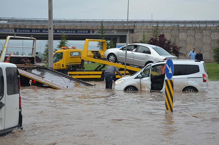 Eskişehir’de akşam saatlerinde etkili olan sağanak yağış nedeniyle şehrin bazı noktalarında göletler oluştu, sürücüler yolda mahsur kaldı.