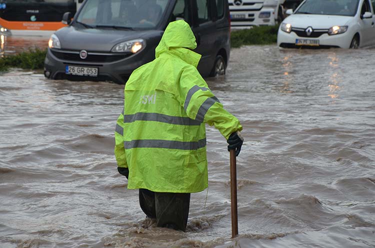 Eskişehir’de akşam saatlerinde etkili olan sağanak yağış nedeniyle şehrin bazı noktalarında göletler oluştu, sürücüler yolda mahsur kaldı.