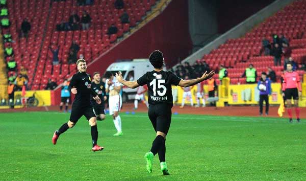Türk futboluna sayısız genç oyuncu kazandıran Eskişehirspor’un, son yıldız adayı Fıratcan oldu. Gelecek vaadeden 1999 doğumlu futbolcu Fıratcan Üzüm, bu maçta yıldız gibi parladı.