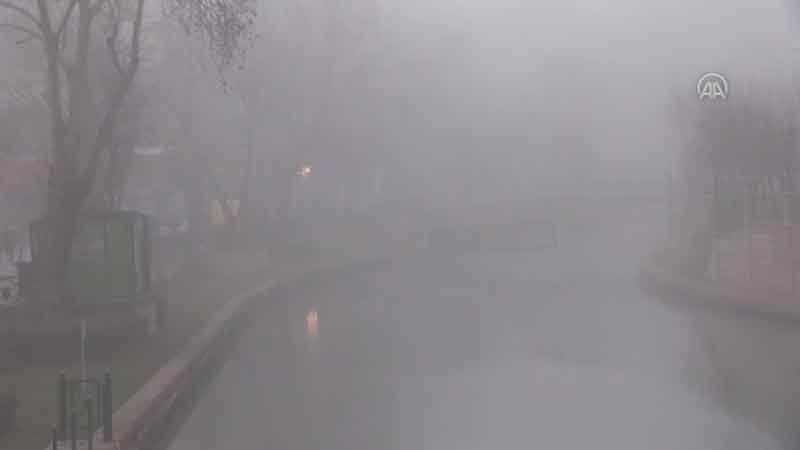 Eskişehir'de yoğun sis nedeniyle görüş mesafesi 50 metrenin altına düşüyor.