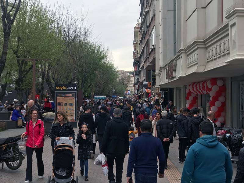 Eskişehir’de hafta sonunu fırsat bilen vatandaşlar soluğu dışarıda aldı. Hafta sonuna denk gelen bayram öncesinde son pazar tatilini değerlendirmek isteyen vatandaşlar caddelerde yoğunluk oluşturdu.