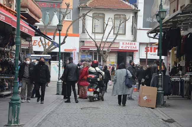 Eskişehir ve Türkiye'de koronavirüsün yayılmasını engellemek amacıyla hafta sonları getirilen sokağa çıkma kısıtlaması biter bitmez, vatandaşlar sokaklara akın etti. 