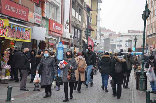 Eskişehir’in en işlek caddelerinden olan Hamamyolu Caddesinde deyimi yerindeyse iğne atacak yer kalmadı. 