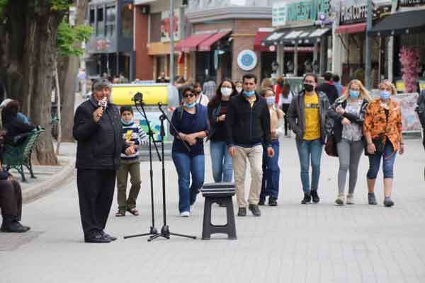 Korona virüs tedbirleri kapsamında uygulanan 17 günlük tam kapanma, Eskişehir’in meşhur sokak müzisyenlerini de etkilemişti.