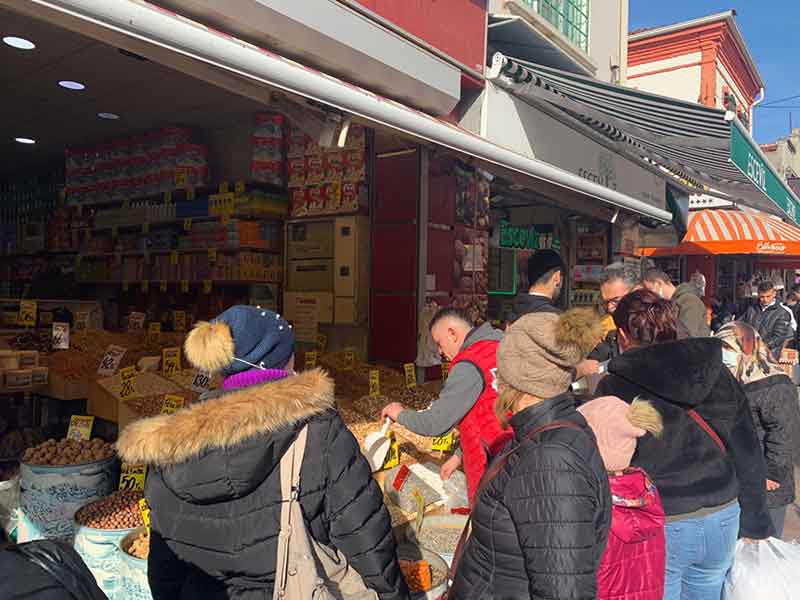 Yılbaşından önce alışveriş yapmak isteyen Eskişehirli bazı vatandaşlar soluğu çarşı bölgesindeki dükkanlarda aldı. 