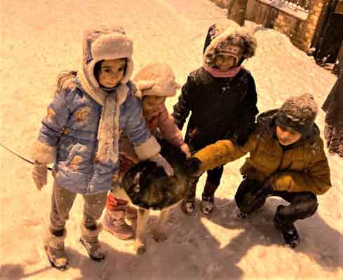 Korona virüs sebebiyle aylardır etkinlik yapamayan vatandaşların kar yağışı sonrasında eğlenmesi ise renkli görüntüler oluşturdu. 