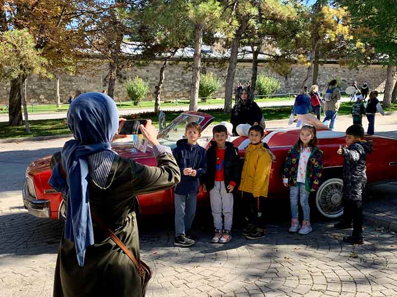 skişehir’in tarihi Odunpazarı ilçesinin sokaklarını adeta süsleyen klasik araçlar, kente gelen yerli ve yabancı turistlerin ilgi odağı oldu.