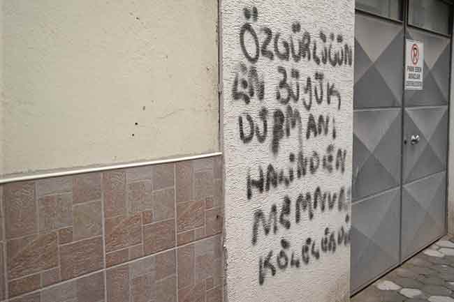 Eskişehir’in Yenibağlar ve Eskibağlar mahallelerinin ara sokaklarında bulunan birçok binanın duvarı, kimliği belirsiz kişilerce yazı yazılarak kirletiliyor.