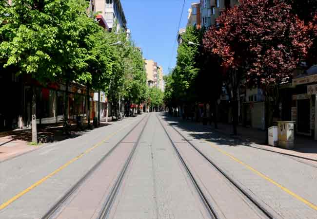 Eskişehir'de Sakarya, Cengiz Topel, İsmet İnönü ve İki Eylül caddeleri, Porsuk Çayı çevresi ile diğer bölgeler sessizliğe büründü.