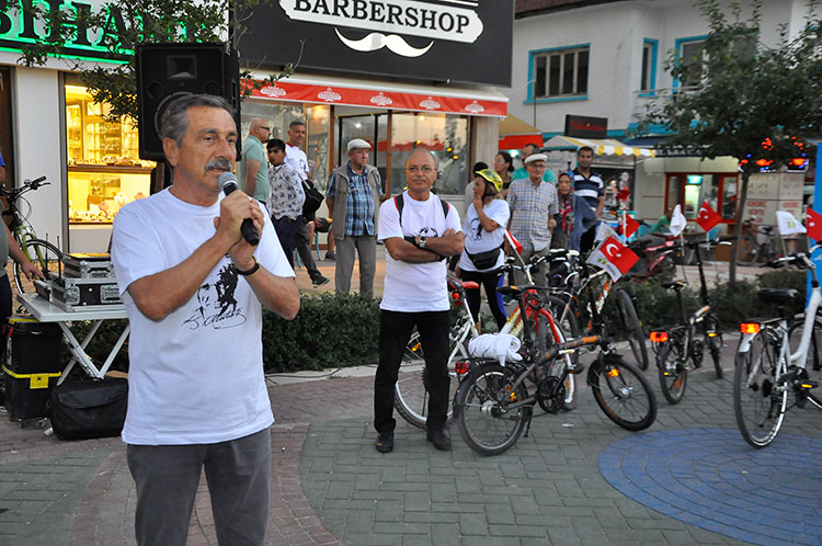 Tepebaşı Belediyesi’nin, 30 Ağustos Zafer Bayramı dolayısıyla düzenlediği etkinliklere vatandaşlar adeta akın etti. Bisiklet korteji ile başlayan etkinlikler, NEO Plus AVM işbirliği ile düzenlenen muhteşem Yeni Türkü konseri ile son buldu.
