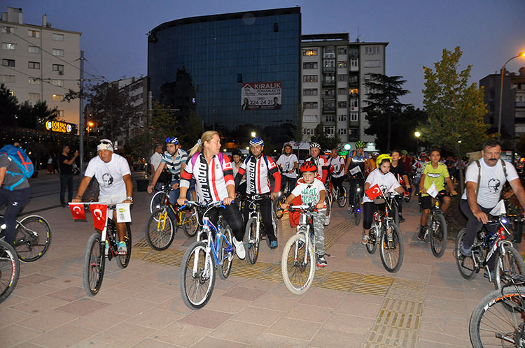 Tepebaşı Belediyesi’nin, 30 Ağustos Zafer Bayramı dolayısıyla düzenlediği etkinliklere vatandaşlar adeta akın etti. Bisiklet korteji ile başlayan etkinlikler, NEO Plus AVM işbirliği ile düzenlenen muhteşem Yeni Türkü konseri ile son buldu.