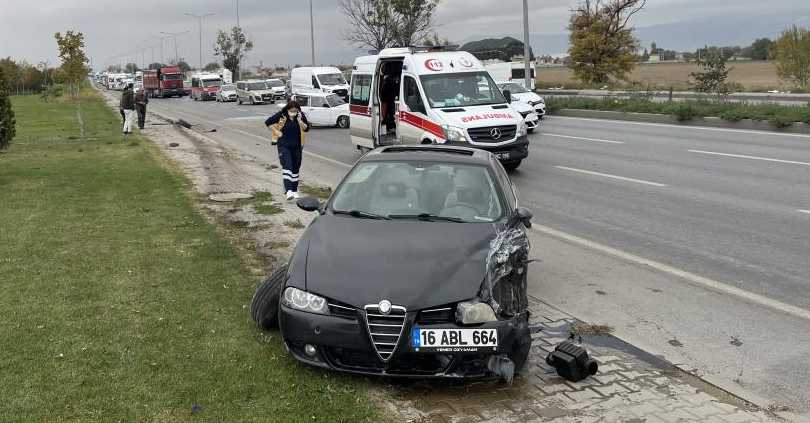 Eskişehir’de sürücüsünün direksiyon hakimiyetini kaybettiği otomobil, duran otomobile çarptı. Kazada şans eseri yaralanan olmazken, 2 otomobil de kullanılamaz hale geldi.   