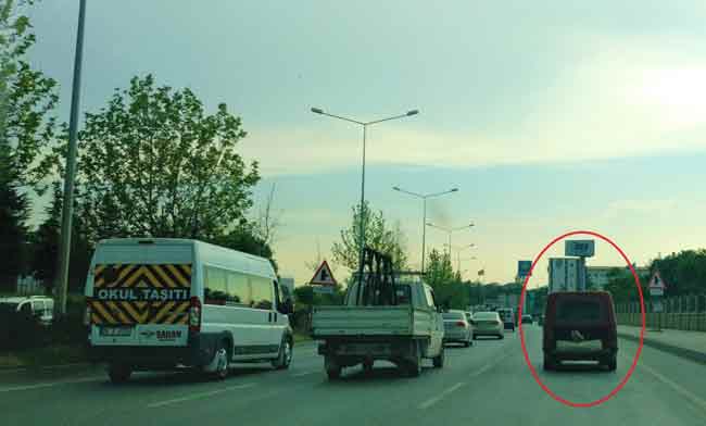 Eskişehir Bursa istikameti yönünde ilerleyen bir araçta yolculuk yapan vatandaş pes dedirtti. 