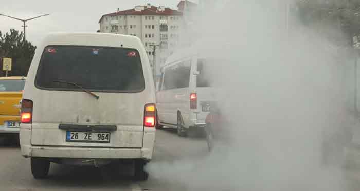 Eskişehir'de - Eskişehir’de egzozundan yoğun duman yayarak trafikte ilerleyen minibüs, diğer araçların adeta görüş mesafesini düşürdü.