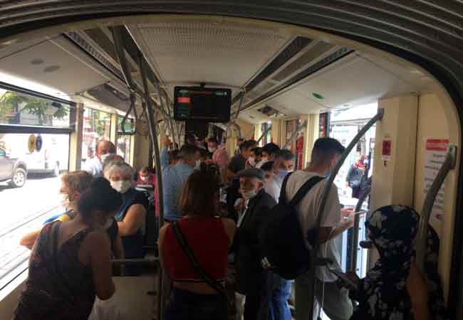 Eskişehir'de tramvayın en yoğun olduğu çarşı ve İsmet İnönü Caddesi'nde bulunan tramvay durakları, adeta dolup taştı.