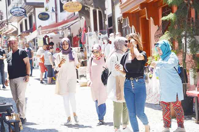 Şehir dışından gelen vatandaşlar Eskişehir’i çok beğendiklerini belirterek herkesin gezmesi için tavsiyelerde bulundu.