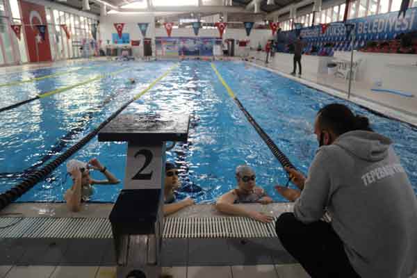 Temiz havuz sertifikasına sahip olan Büyükşehir Belediyesi Kentpark Yüzme Havuzu pandemi döneminde de kurallara uyarak özel sporculara ev sahipliği yapıyor. 