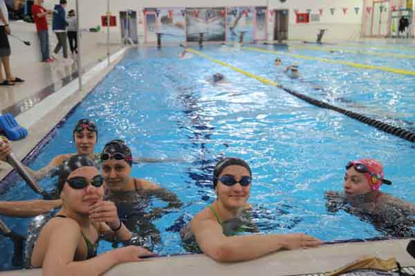 ‘Şampiyonlar Bu Havuzdan Çıkar’ sloganı ile yarışmalara hazırlanan farklı kulüplerden sporcular, antrenörleri eşliğinde kendilerine ayrılan saatlerde havuzdan faydalanıyorlar. 