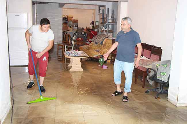 Şirintepe Mahallesi Akıncı Bey Sokak ve Tula Sokak üzerindeki bazı apartmanları su basması üzerine vatandaşlar durumu İtfaiye ekiplerine bildirdi.