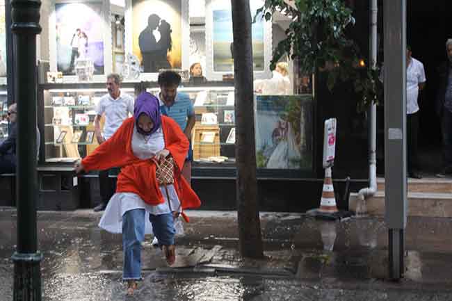 Şiddetli yağışın aniden bastırmasıyla hazırlıksız yakalanan vatandaşlar mağazalara girerek ıslanmaktan kurtuldu