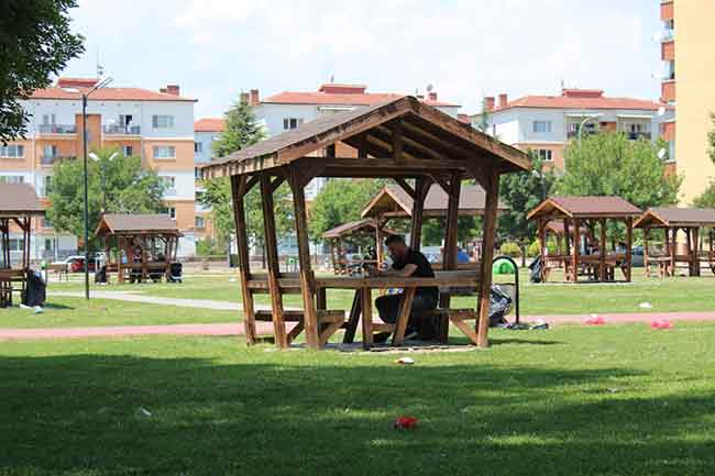 Korona virüs tedbirleri kapsamında ülke genelinde uygulanan pazar günü sokağa çıkma kısıtlamasında Eskişehir’in bazı parklarında vatandaşların yasağa rağmen oturması dikkat çekti.