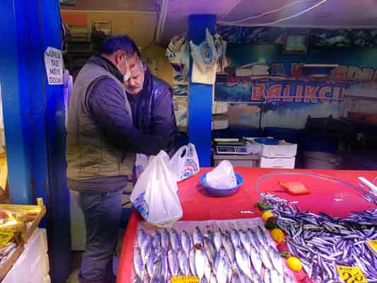 Bu esnafın arasında yer alan balıkçıların saat 10.00 ile 17.00 saatlerinde açık olmasıyla Eskişehir’deki vatandaşlar evlerine yakın olan balıkçıya giderek tezgâhlar önünde kuyruk oluşturdu. Satın aldıkları balıklarının temizlenmesi için bekleyen vatandaşlarla oluşan kuyruk, bir an için da olsa kısıtlamayı unutturdu.