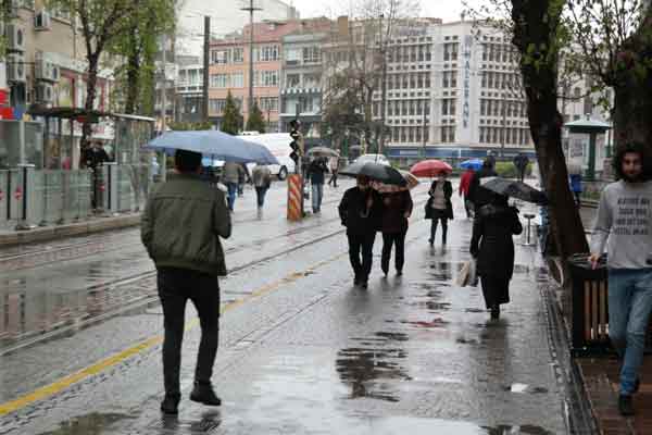 Yağışlar yüzünden cadde ve sokakların bazı bölümlerinde su birikintileri oluştu. 