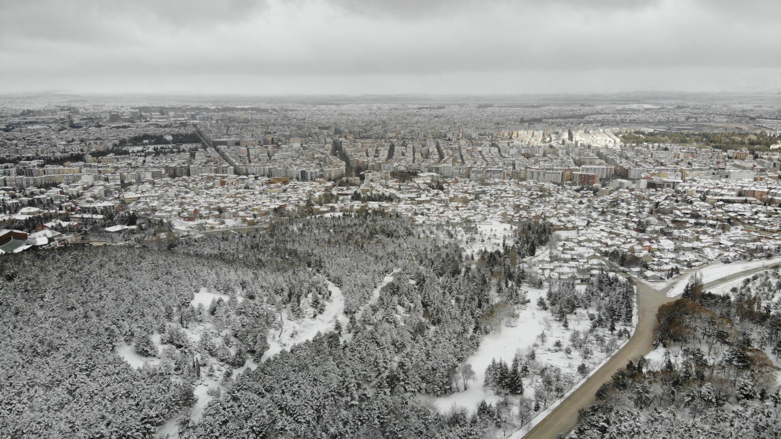 Eskişehir'de dün geceden itibaren etkili olan kar yağışı özellikle şehrin yüksek kesimlerini beyaza büründü.