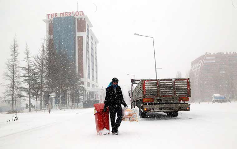 Eskişehir’de gece boyunca süren kar yağışı, kenti tekrardan beyaza bürüdü.