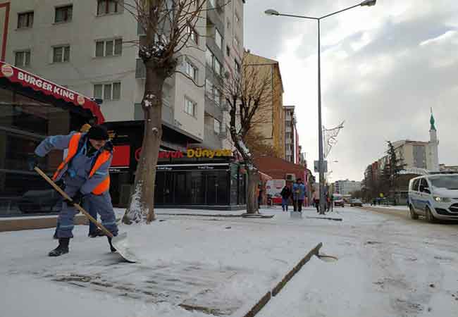 Eskişehir’de sabah erken saatlerde başlayan kar yağışı, adeta şehrin üstünde beyaz bir örtü oluşturdu.