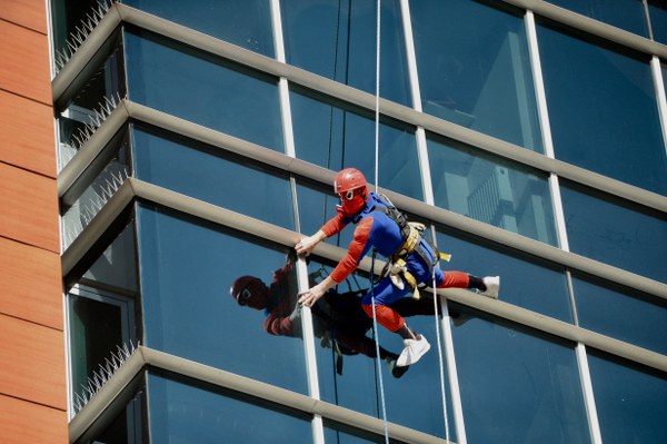 Asıl mesleği olan kuaförlüğü bıraktıktan sonra profesyonel dağcılığa yönelen 49 yaşındaki Uysal, bu uğraşına ünlü çizgi roman kahramanı Örümcek Adam kostümüyle renk katıyor.