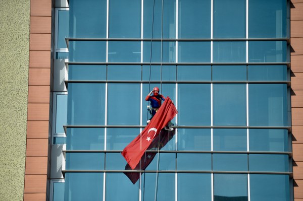 Son olarak bir apartmanda dış cephe temizliği yapan Uysal, "gerçek kahramanlar" olarak nitelendirdiği Mehmetçiğe destek olmak için asker selamı verip Türk bayrağı açtı.