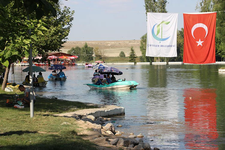 Eskişehir'de, Çifteler ilçesinin en gözde noktalarından olan Sakaryabaşı Nehri, etrafındaki piknik alanları, yüzme havuzları ve doğasıyla yaz boyunca yerli ve yabancı turistlerin ilgi odağı oluyor. 