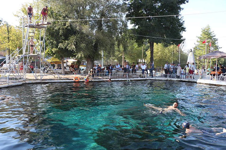 Eskişehir'de, Çifteler ilçesinin en gözde noktalarından olan Sakaryabaşı Nehri, etrafındaki piknik alanları, yüzme havuzları ve doğasıyla yaz boyunca yerli ve yabancı turistlerin ilgi odağı oluyor. 