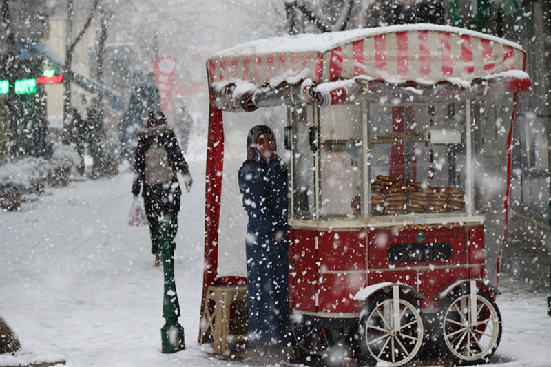 Meteorolojinin uyarısının ardından Eskişehir’de kar yağışı etkili oldu. Sabahın erken saatlerinde beyaza bürünen şehir merkezinde kartpostallık manzaralar ortaya çıktı.