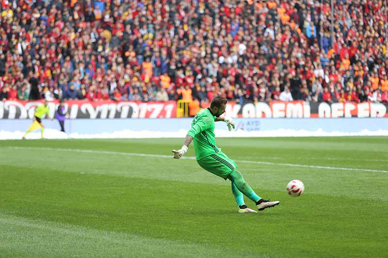 Şampiyonluk yolunda büyük bir fırsatı eline geçiren Eskişehirspor, Sivas’ı geçerek Süper Lig’in kapısını açmak istiyordu, ama ne yapsak olmadı. İki kere öne geçtiği karşılaşmada rakibiyle 2-2 berabere kalan Es Es 1 puana razı oldu.  