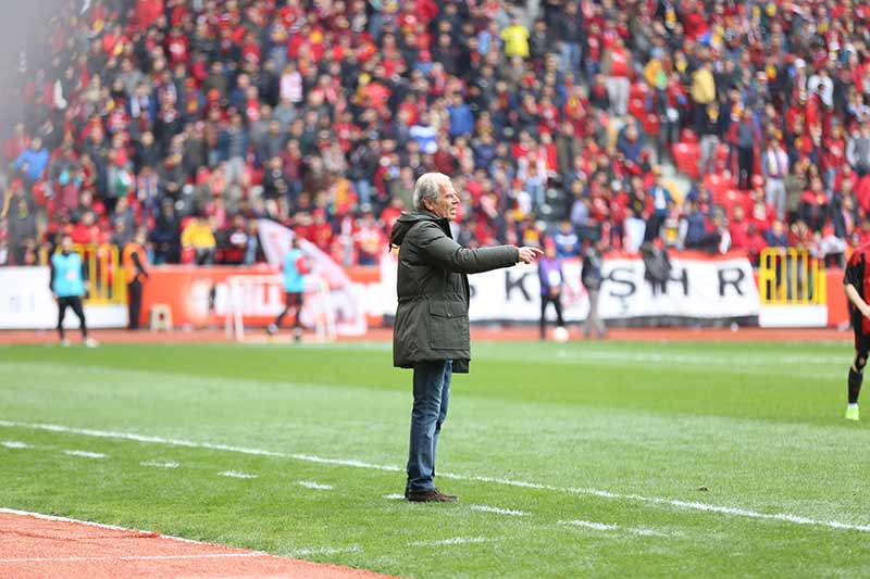Şampiyonluk yolunda büyük bir fırsatı eline geçiren Eskişehirspor, Sivas’ı geçerek Süper Lig’in kapısını açmak istiyordu, ama ne yapsak olmadı. İki kere öne geçtiği karşılaşmada rakibiyle 2-2 berabere kalan Es Es 1 puana razı oldu.  