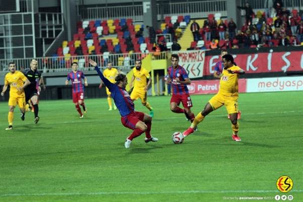 Eskişehirspor zorlu İzmir deplasmanında Altınordu ile 0-0 berabere kaldı. İşte maçtan fotoğraflar.