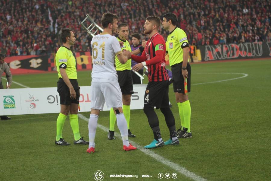 Eskişehirspor, Spor Toto 1. Lig 11. hafta mücadelesinde Osmanlıspor'u 1-0 mağlup etmeyi başardı. Bu güzel galibiyetin fotoğraflarını sizler için derledik...