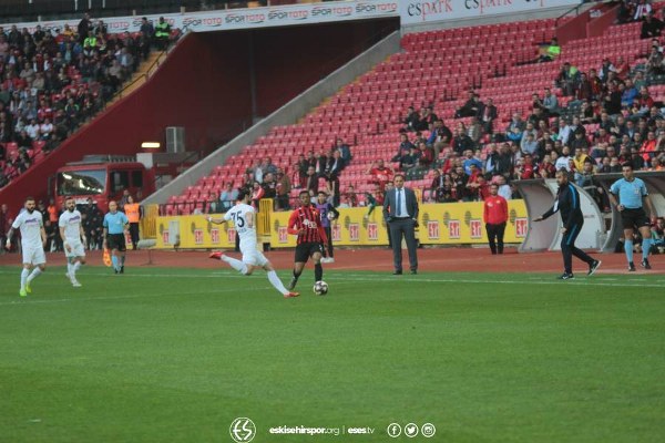 Spor Toto 1. Lig’in 31. haftasında Eskişehirspor, sahasında Afyonspor’u 3-1 mağlup etti ve ligde kalmayı garantiledi. İşte müthiş maçtan fotoğraflar.