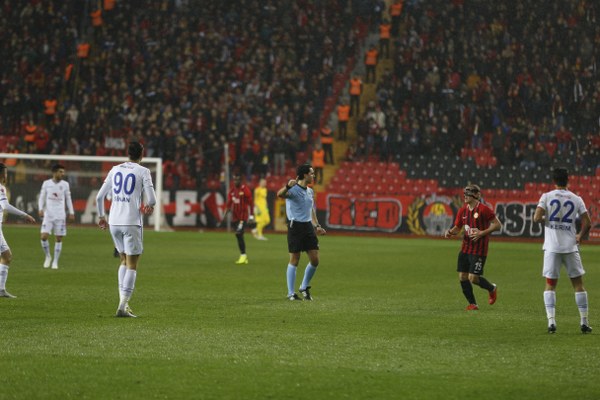 Eskişehirspor Spor Toto 1. Lig'in 26. haftasında sahasında Altınordu'ya 4-2 yenildi ve ateş hattında kaldı. Maçtan fotoğraflar...

