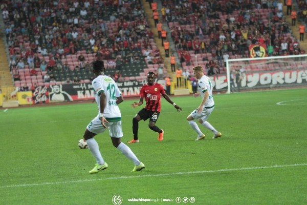 Eskişehirspor taraftarı Bursaspor ile oynanan karşılaşmada takımına müthiş destek verdi.